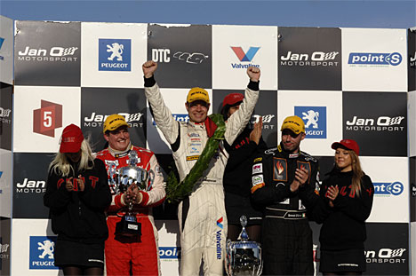 Jan Magnussen sluttede sæsonen af med en sejr i årets sidste finale. Forinden havde han sikret sig Danish Touringcar Championship efter Michel Nykjær (t.v.), som også var på podiet sammen med Emmet O’Brien